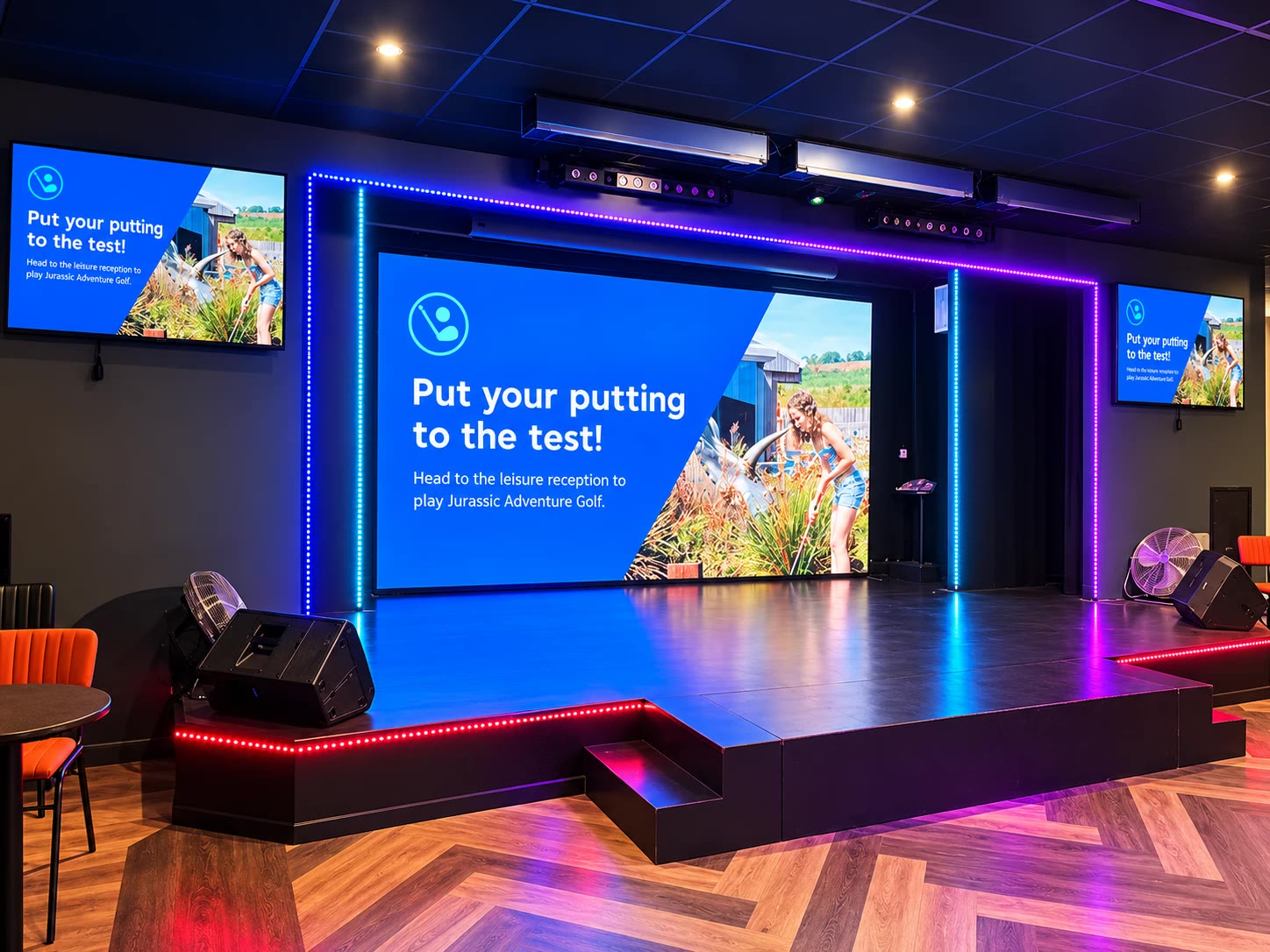 LED screen kubwa jukwaani na TV mbili pembeni kwenye ukumbi wa matukio