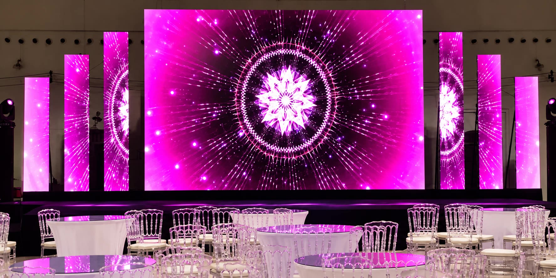 LED screen kubwa na nguzo za LED jukwaani kwenye ukumbi wa harusi
